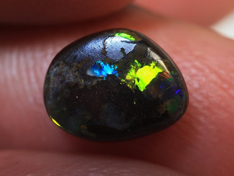 1.85 Ct. Golden flashes Winton Boulder Polished Opal TOG-1838