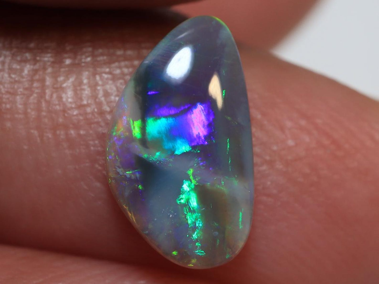 0.95 Cts. Lightning Ridge Semi Black Opal TOG-558
